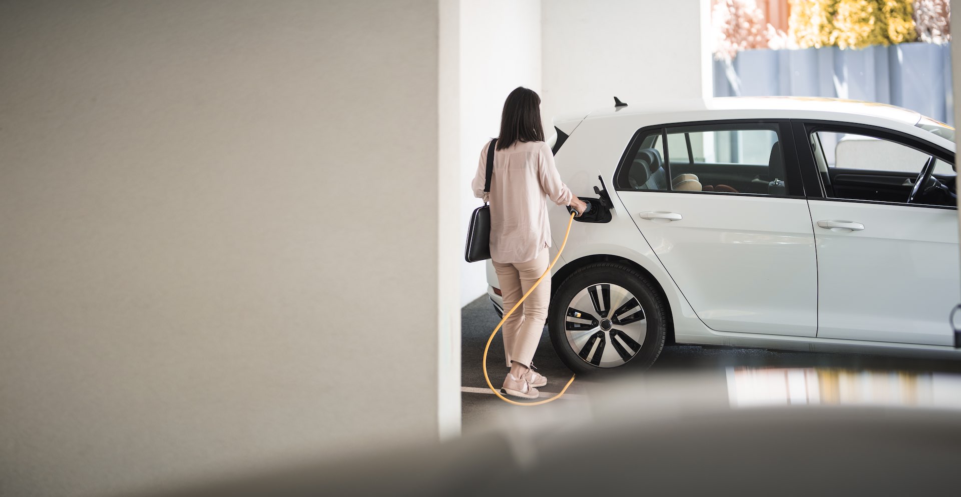 Ladesäulen auf dem Parkplatz und in der Tiefgarage – wie kann die WEG in Sachen E-Mobilität auf- und nachrüsten? Ein Experten-Interview